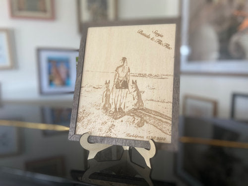 Personifierad bild på plywood med ram