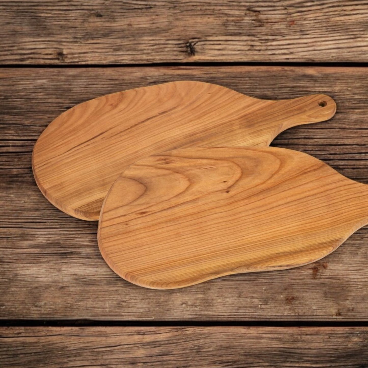 Skärbräda i naturform med handtag av körsbärsträ, oljad, 43 x 20 x 2cm