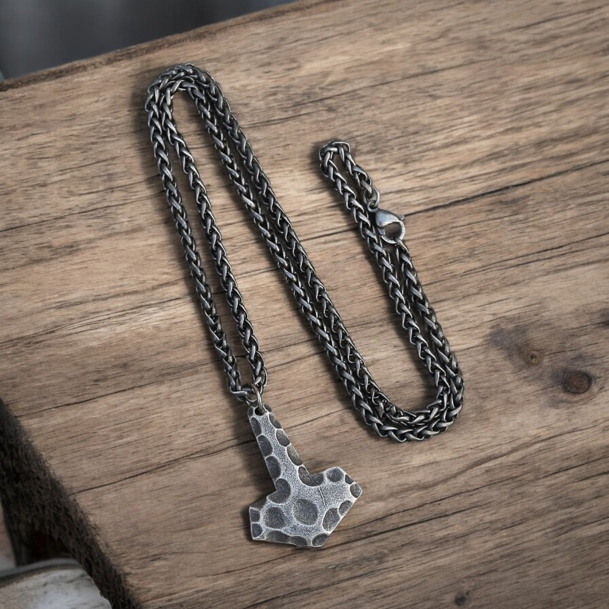 Halsband Mjölner Antik 2025