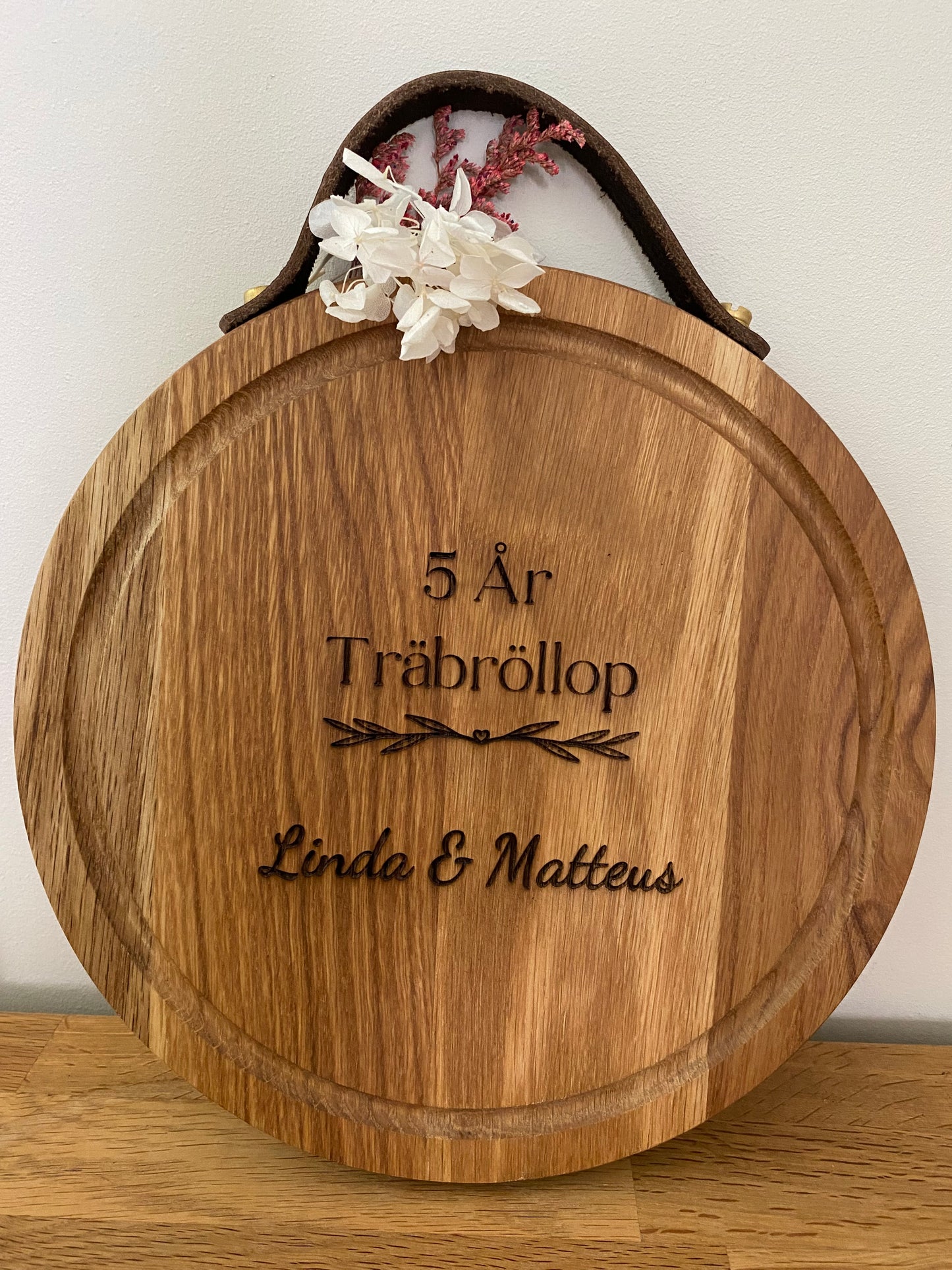 Rund skärbräda i oljad ek med läderhandtag