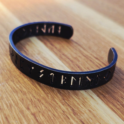 Antik armring "Runor från Norden" Antik