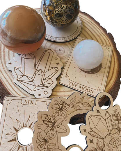 Kristallkugelhalter mit Runen & Symbolen 