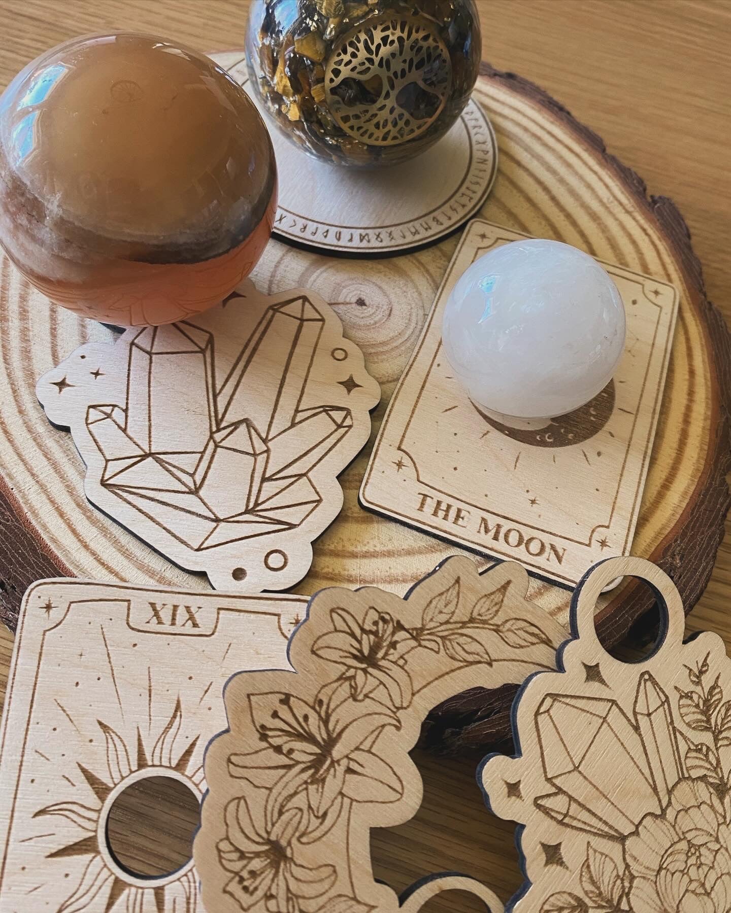 Kristallkugelhalter mit Runen & Symbolen 