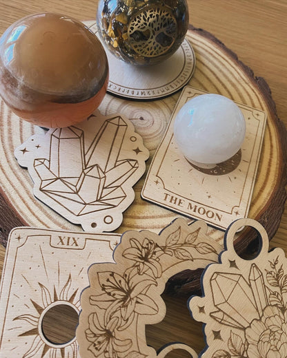 Kristallkugelhalter mit Runen & Symbolen 