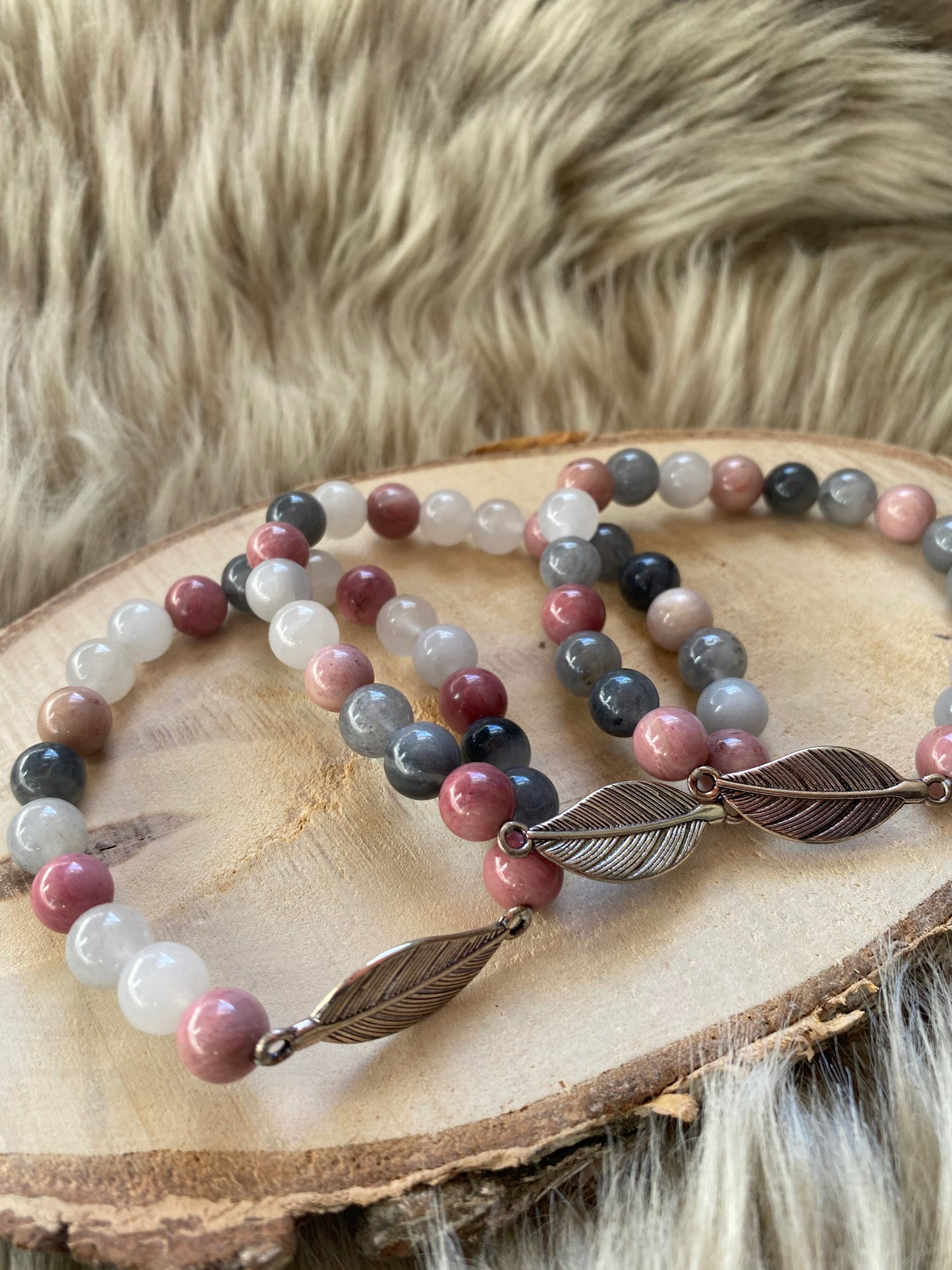 Armband / Mala - Rhodonit & Grå Kvarts med fjäder