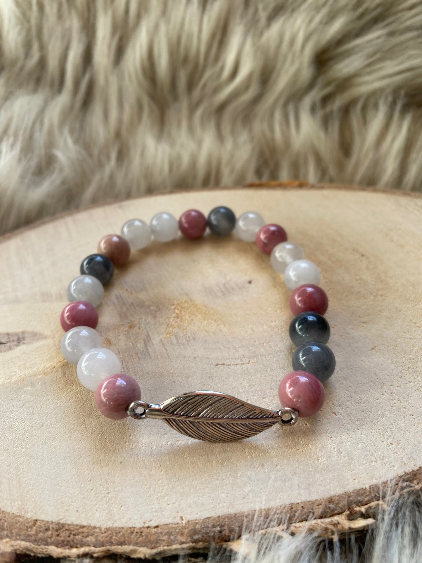 Armband / Mala - Rhodonit & Grå Kvarts med fjäder