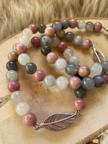 Armband / Mala - Rhodonit & Grå Kvarts med fjäder