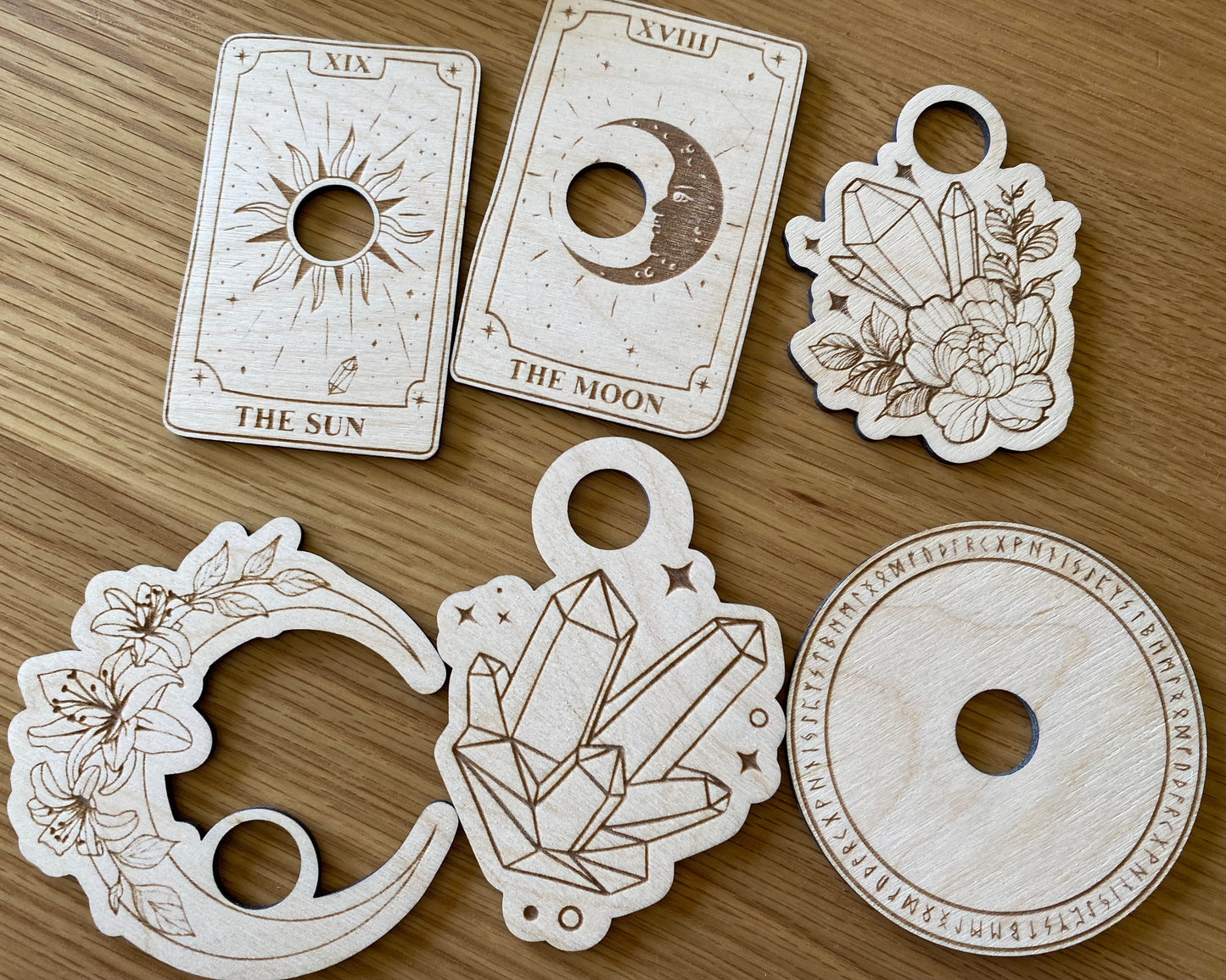 Kristallkugelhalter mit Runen & Symbolen 