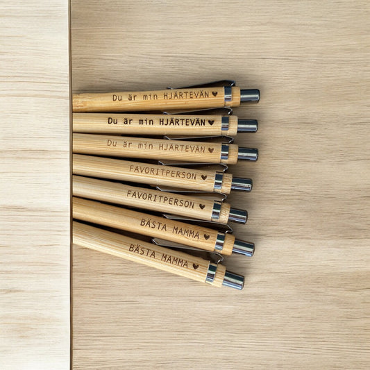 Bambu-pennor med gravyr