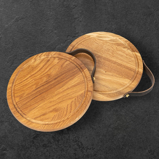 Rund skärbräda i oljad ek med läderhandtag