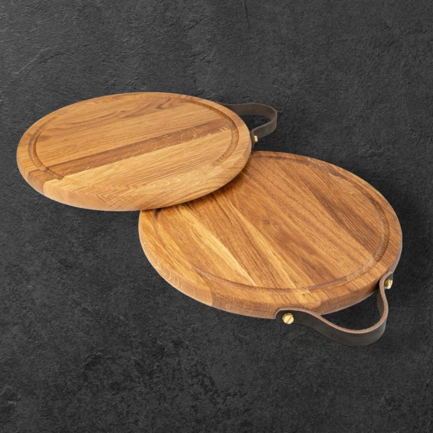 Rund skärbräda i oljad ek med läderhandtag