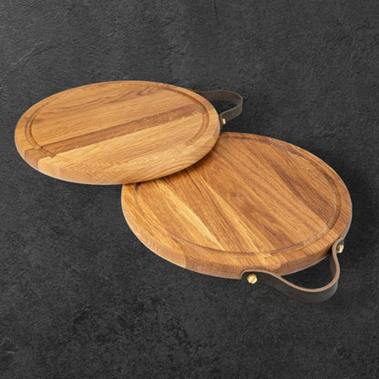 Rund skärbräda i oljad ek med läderhandtag