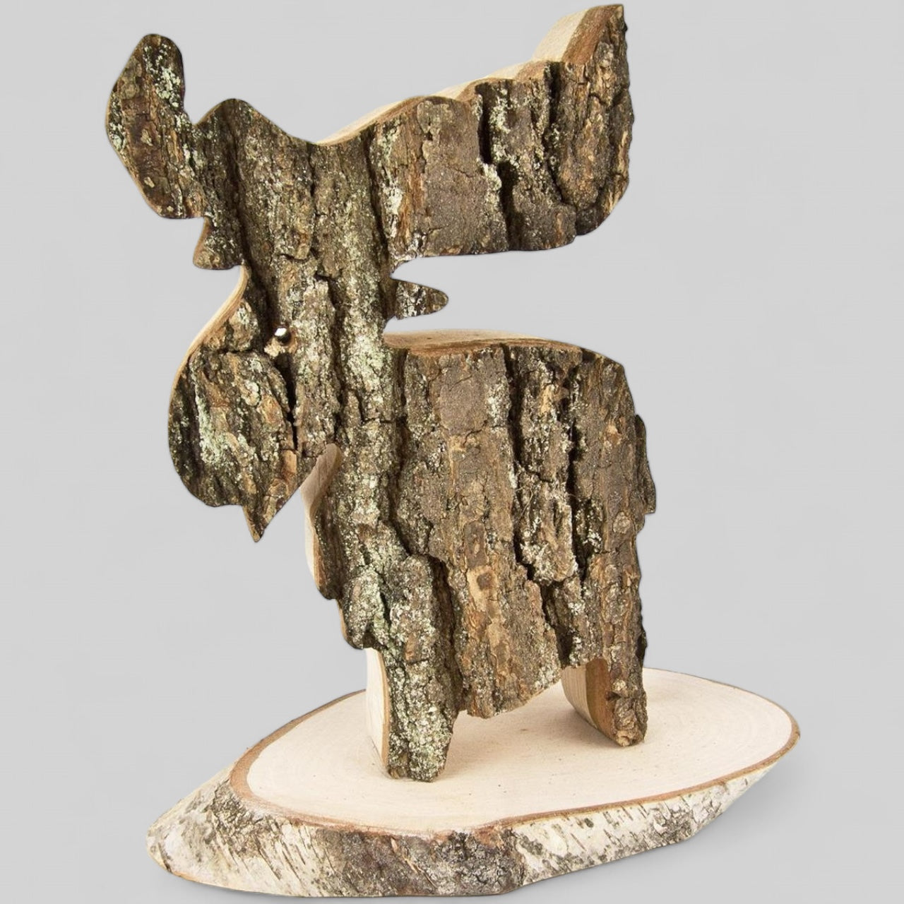 En dekorativ älg av al på en rustik träskiva med bark